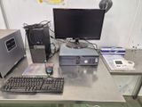 un ordinateur de bureau posé sur une table avec un clavier et une souris