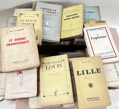 plusieurs livres empilés sur une table