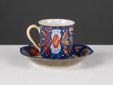 gros plan d'une tasse et d'une soucoupe sur une table