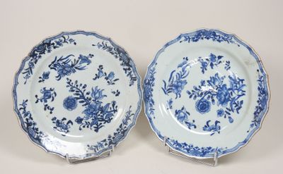 deux assiettes bleues et blanches ornées de motifs floraux, posées sur une table