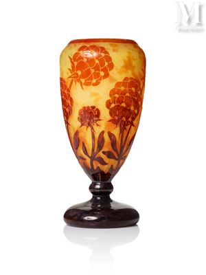 un vase en verre avec un motif floral