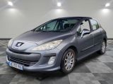 la voiture grise est garée dans le garage sur le sol en damier