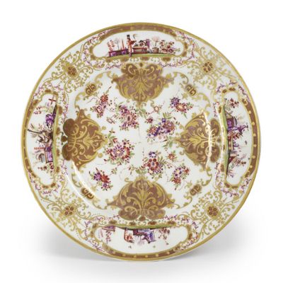 un gros plan d'une assiette ornée d'un motif floral