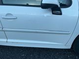 une petite voiture blanche garée dans un parking