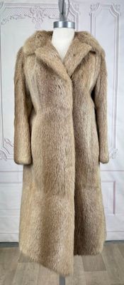 une photo d'un manteau de fourrure posé sur un support de mannequin