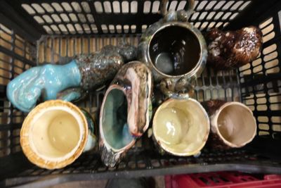 un panier rempli de différentes sortes de tasses et de soucoupes