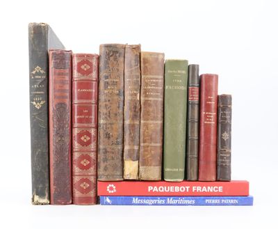plusieurs vieux livres sont empilés sur une surface blanche