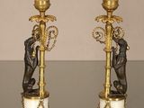 paire de bougeoirs anciens en laiton et marbre, ornés de figures sur des socles en marbre