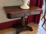 un buste d'homme posé sur une table dans une pièce