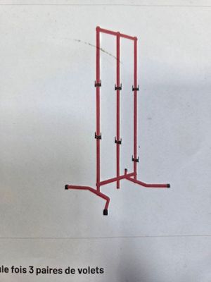 une photo d'une photo d'un rack d'appareils de musculation