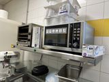 une cuisine équipée d'un micro-ondes, d'un grille-pain et d'autres appareils électroménagers