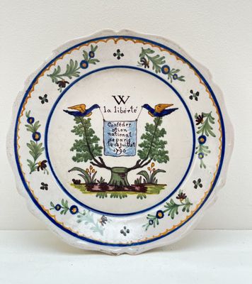 une assiette bleue et blanche avec l'image d'un oiseau dessus
