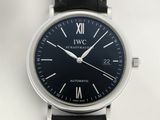 gros plan d'une montre-bracelet avec un cadran noir