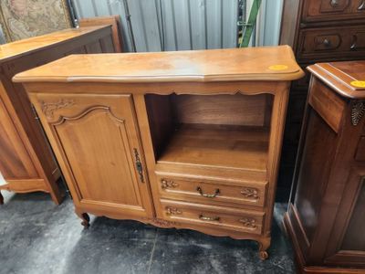 une armoire en bois comportant deux tiroirs et une porte