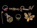 de nombreux bijoux en or sur fond noir