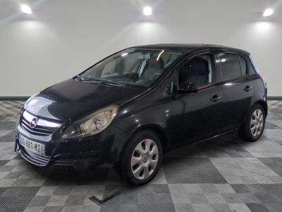 la photo d'une voiture noire garée dans un garage