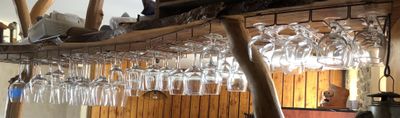 de nombreux verres à vin suspendus à un porte-verres dans la cuisine