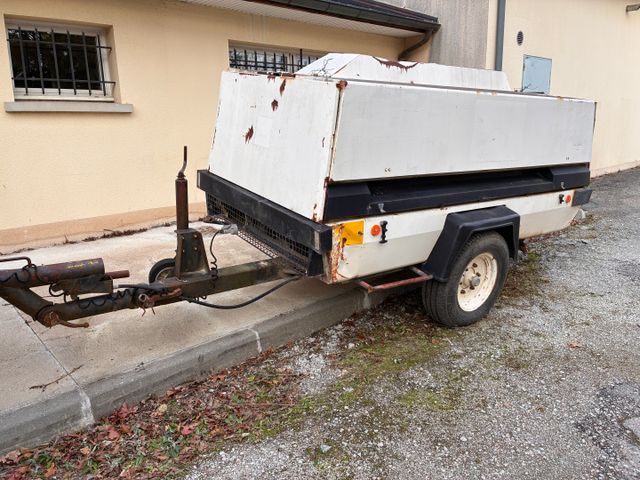 Compresseur de chantier de marque ATLAS COPCO XAHS 175, immatricu...