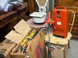 une pile de cartons et une machine dans une pièce