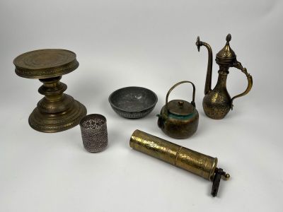 un assortiment d'objets en laiton, comprenant une théière, une bouilloire, une théière et une cuillère