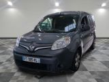 la photo d'une camionnette grise garée dans un garage
