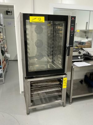 une image d'un four commercial dans une cuisine commerciale