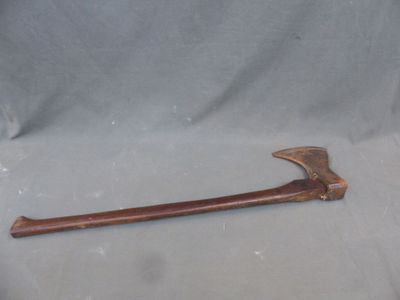 A. Ripoche à Montaigu - Hâche de bûcheron en bois et acier.