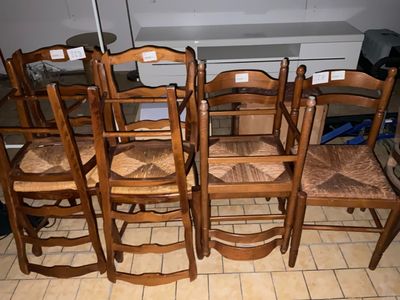 un grand nombre de chaises posées sur le sol
