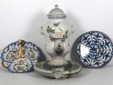 trois assiettes et un vase posés sur une table