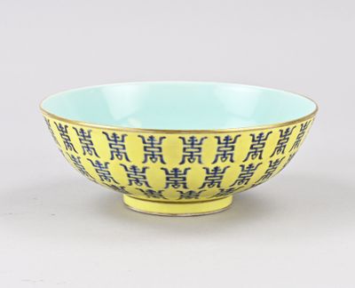bol jaune et bleu orné d'inscriptions chinoises sur fond blanc