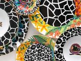 de nombreuses assiettes aux motifs variés posées sur une table