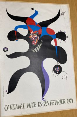 une photo d'une affiche représentant un clown, posée sur une table