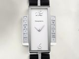 gros plan d'une montre sur une surface blanche