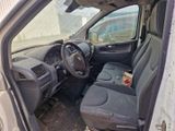 une photo de l'intérieur d'une voiture avec le siège conducteur relevé