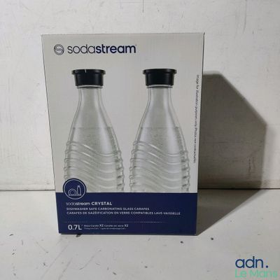 une boîte sur laquelle sont posées deux bouteilles de soda