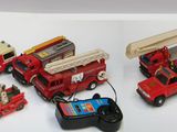 beaucoup de camions de pompiers miniatures posés sur une table