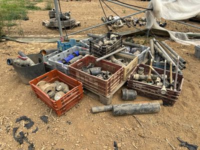 beaucoup de bouteilles et d'autres objets qui traînent par terre