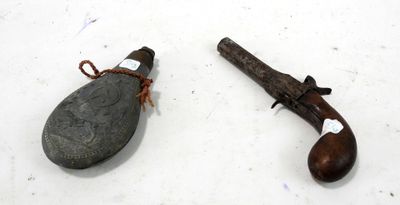 deux objets posés sur une surface blanche
