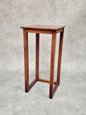 une petite table en bois avec un plateau et des pieds en bois