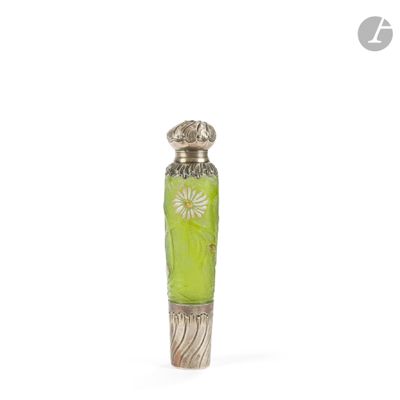 bouteille en verre argenté et vert ornée d'un motif floral