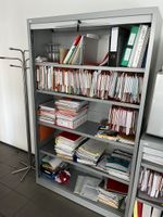 un grand bureau arc en stratifié gris à trois tiroirs (photo 4)