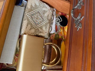 un tiroir rempli de sacs à main et d'autres objets