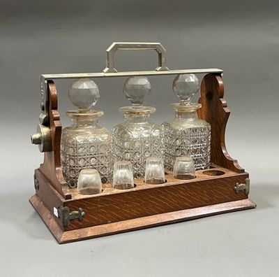un ensemble composé d'une bouteille en bois et d'une bouteille en verre, avec un support en métal