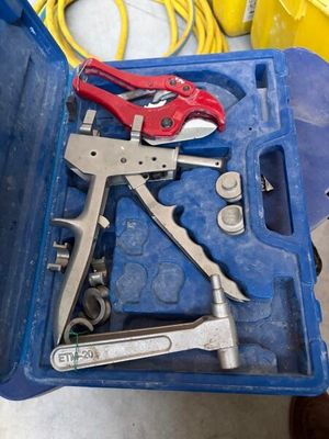 une mallette bleue contenant des outils, posée sur une table