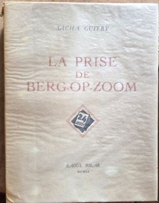un vieux livre posé sur une table en bois à côté d'une fenêtre