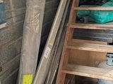 un tas de bois dans l'escalier du garage