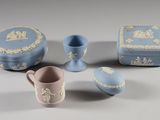 plusieurs pièces de porcelaine bleue et blanche, dont une tasse et une soucoupe