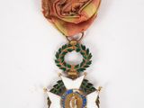 gros plan d'une médaille sur une surface blanche