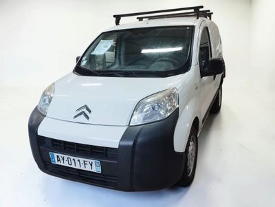 une camionnette blanche équipée d'une galerie de toit noire