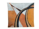 une peinture abstraite orange et noire sur un mur blanc